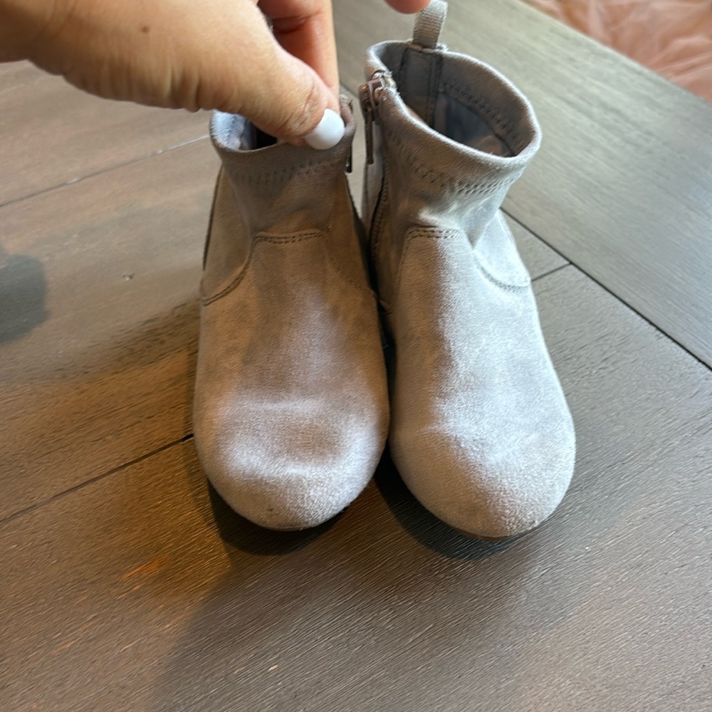 Toddler girl booties in suede gray, size 9